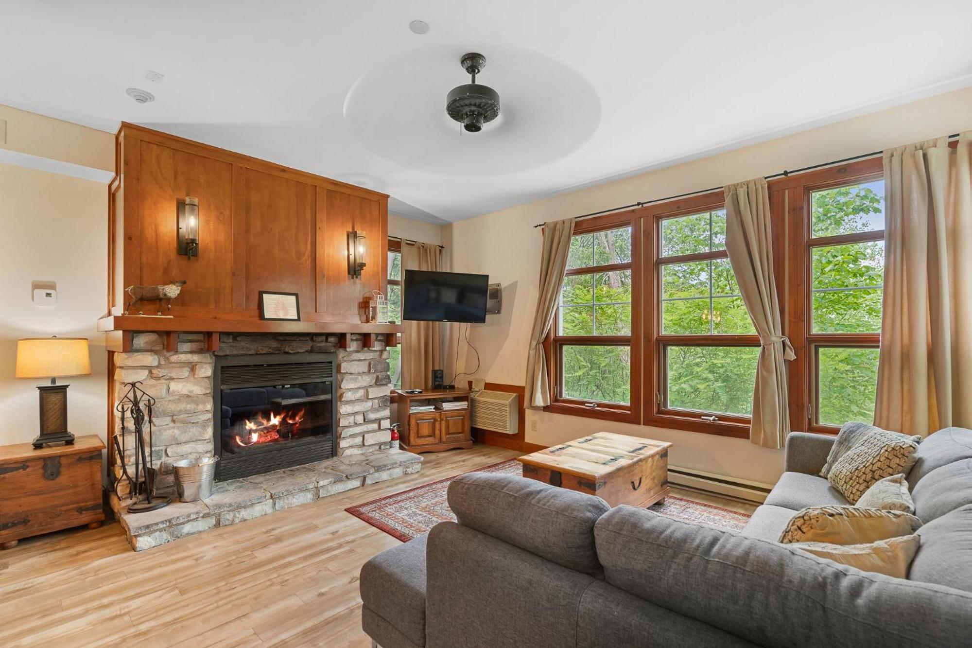 Tremblant Les Eaux - 2 Bedrooms with Pool&Hot Tub Access, near Pedestrian Village - 219-1 Mont-Tremblant Extérieur photo