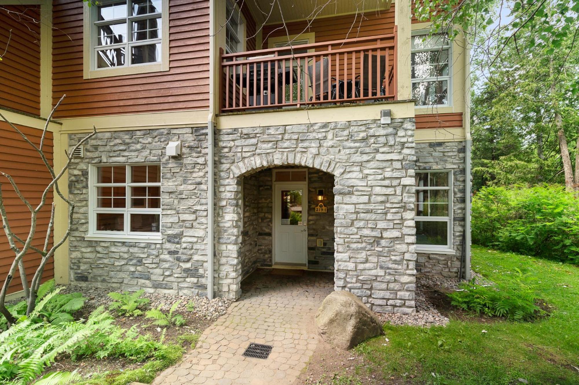 Tremblant Les Eaux - 2 Bedrooms with Pool&Hot Tub Access, near Pedestrian Village - 219-1 Mont-Tremblant Extérieur photo